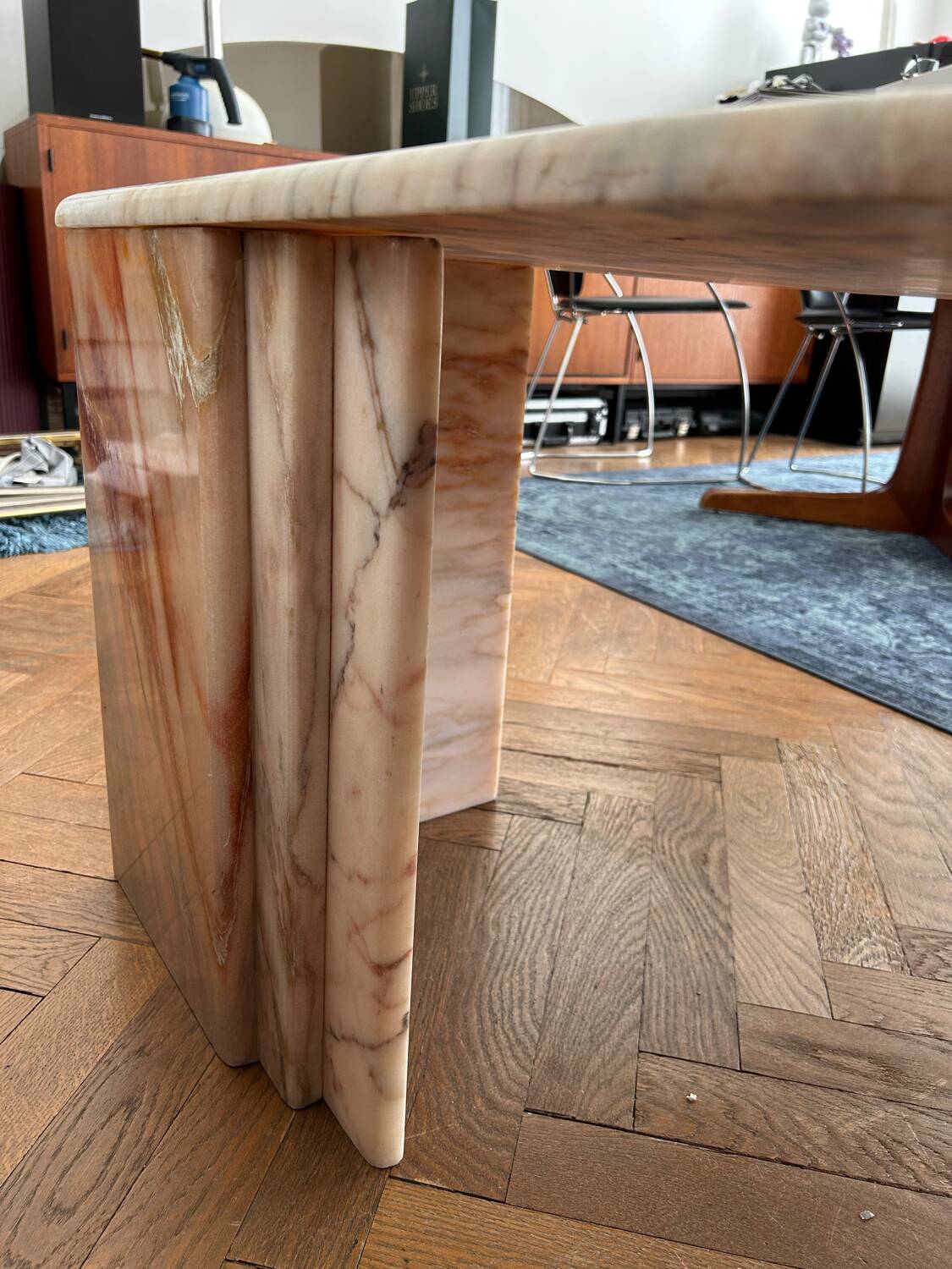 Table basse en marbre design goutte d’eau année 70