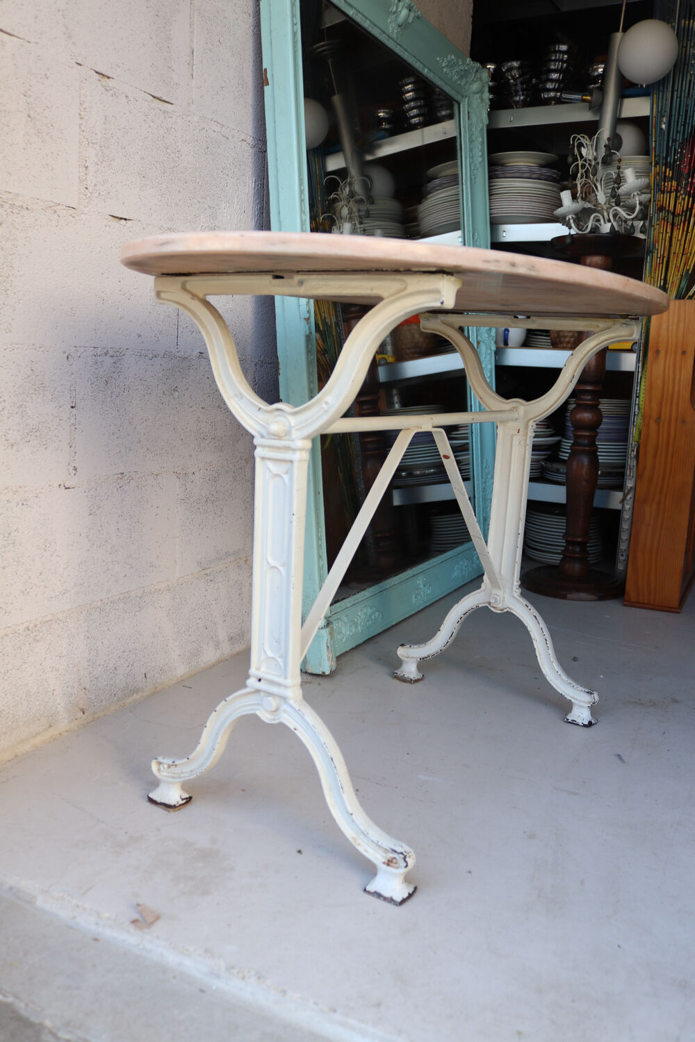 Antique garden table in cast iron and pink marble.