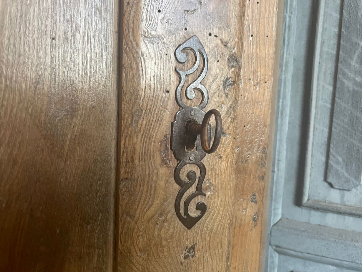 Armoire d'angle provinciale XIXe siècle noyer/chêne