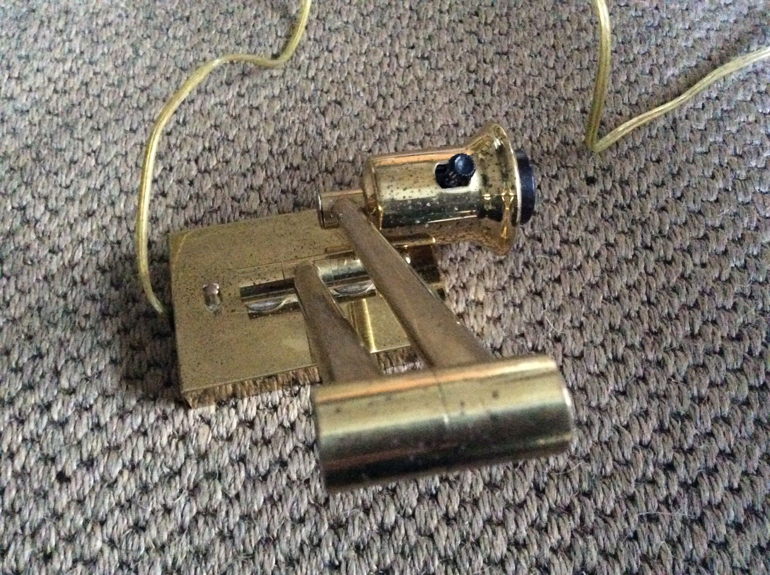 Wall lamp in gold metal