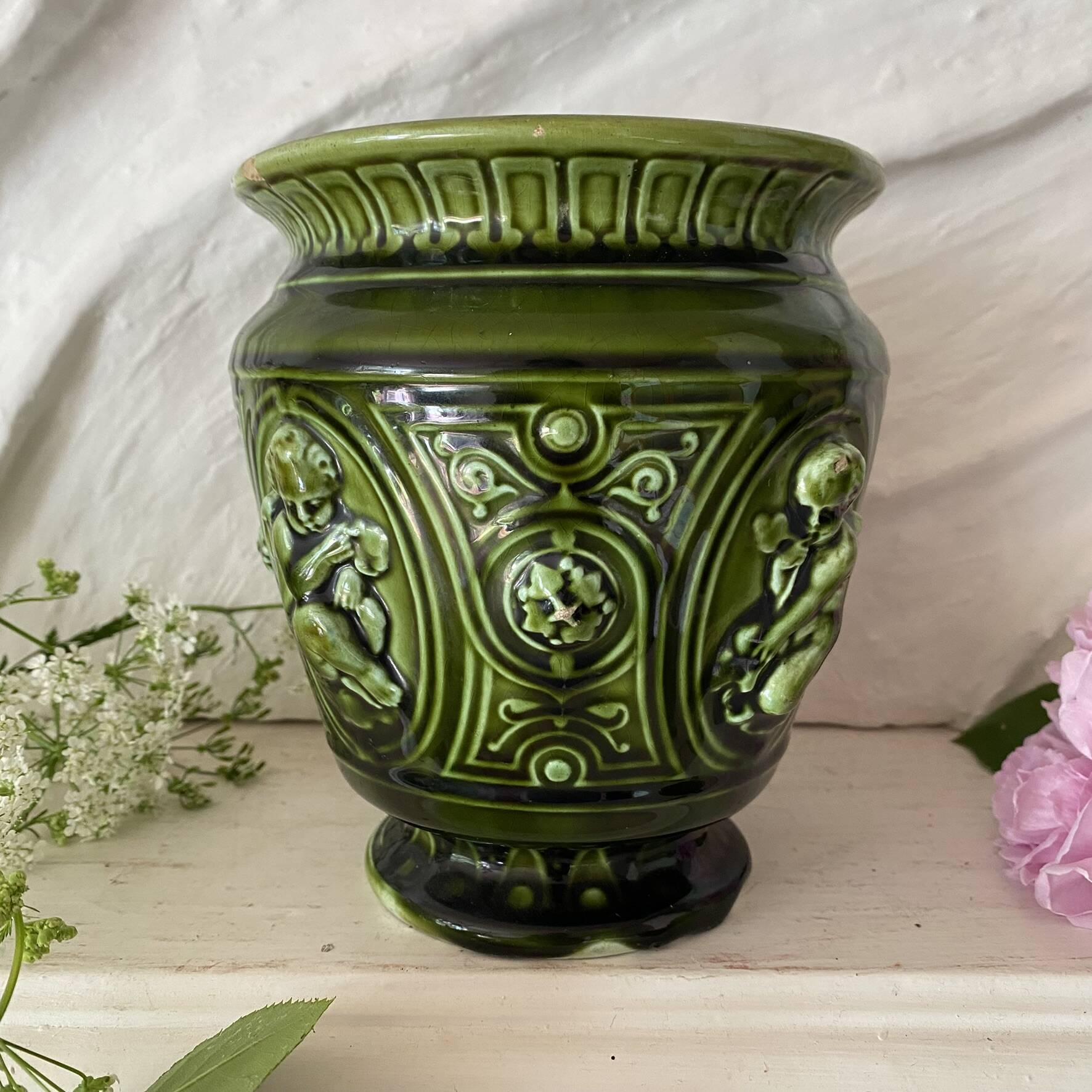 Planter pot in earthenware with cherubs