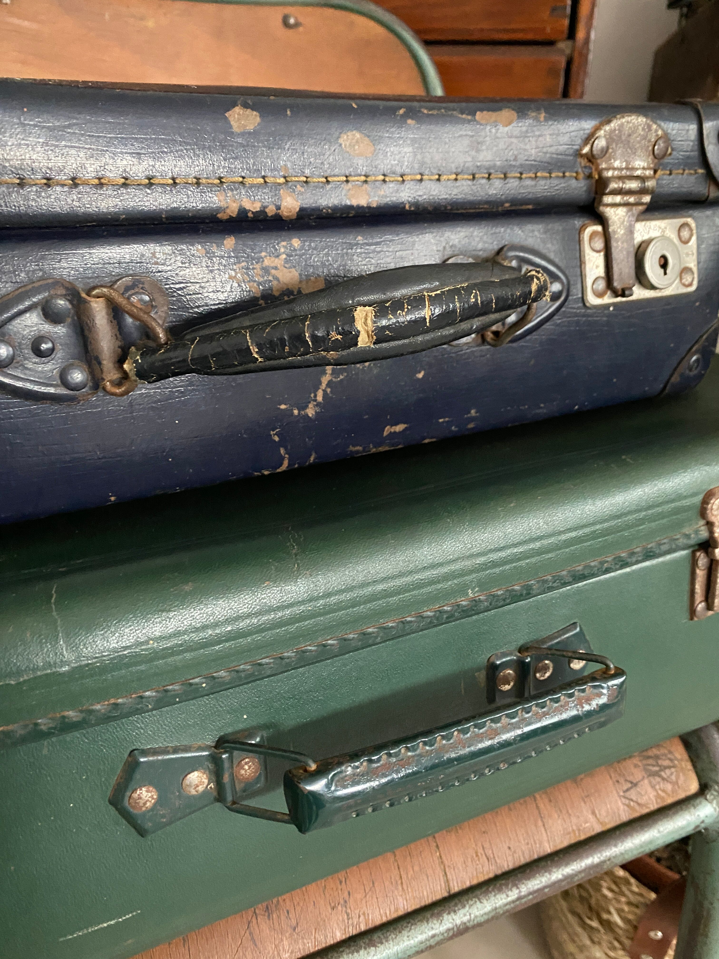 Set of 2 vintage suitcases