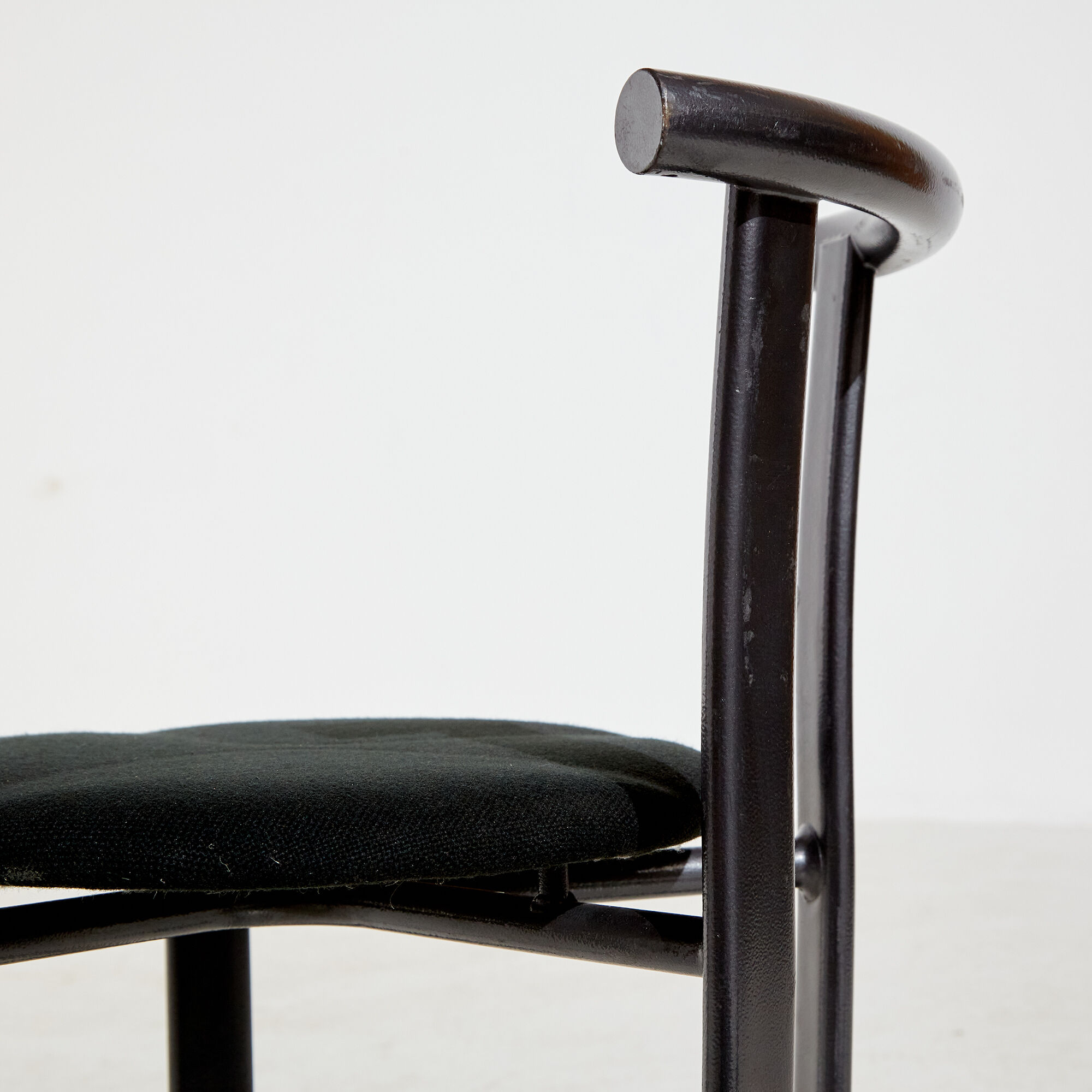 Chaise à cadre métallique de style postmoderne