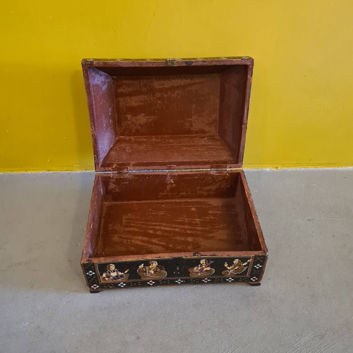 Anglo Indian Box With Painted Figures Of Musicians From The 1950s