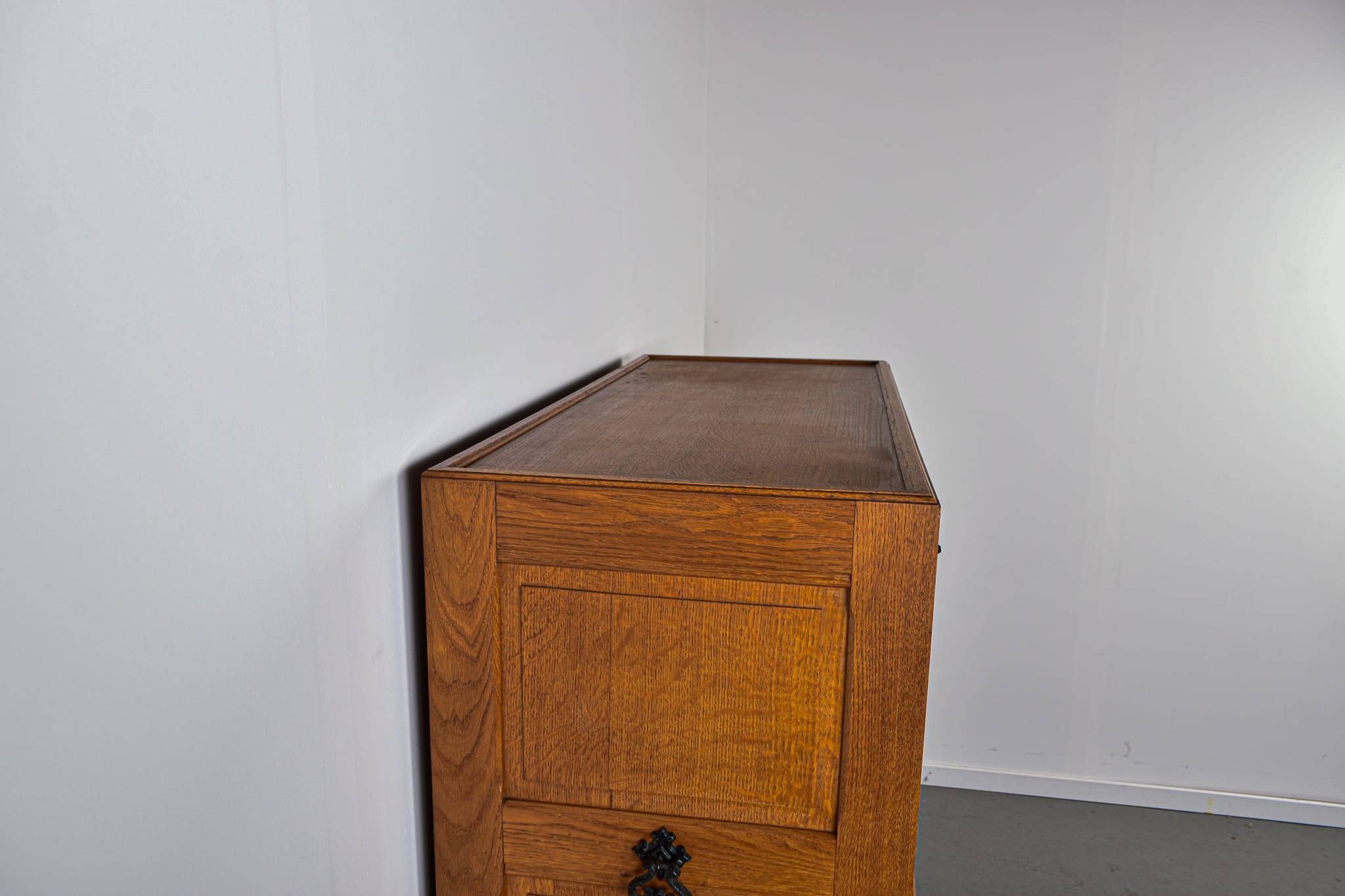 Meuble bar espagnol en chêne sculpté