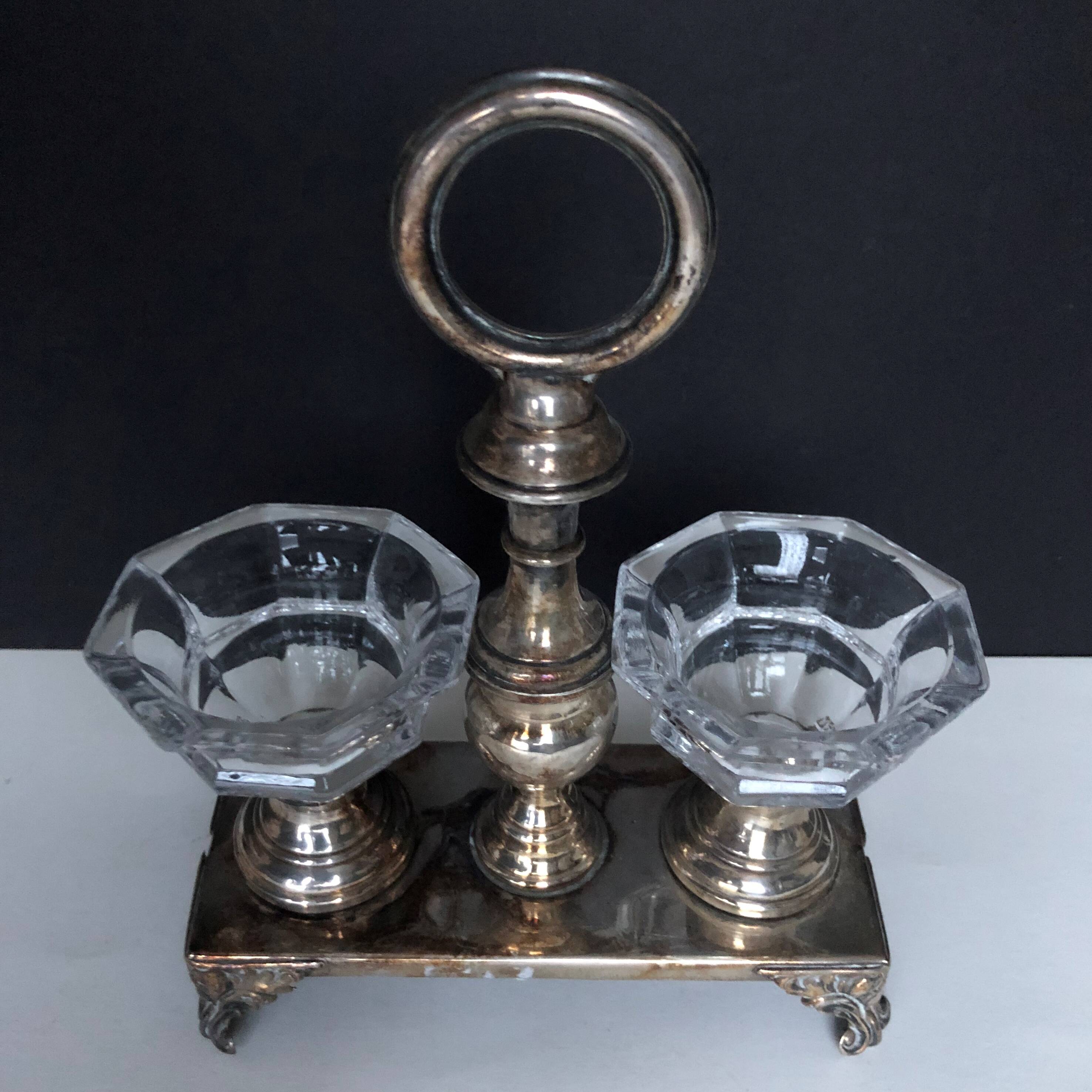 Salt shaker in silver metal and Baccarat crystal