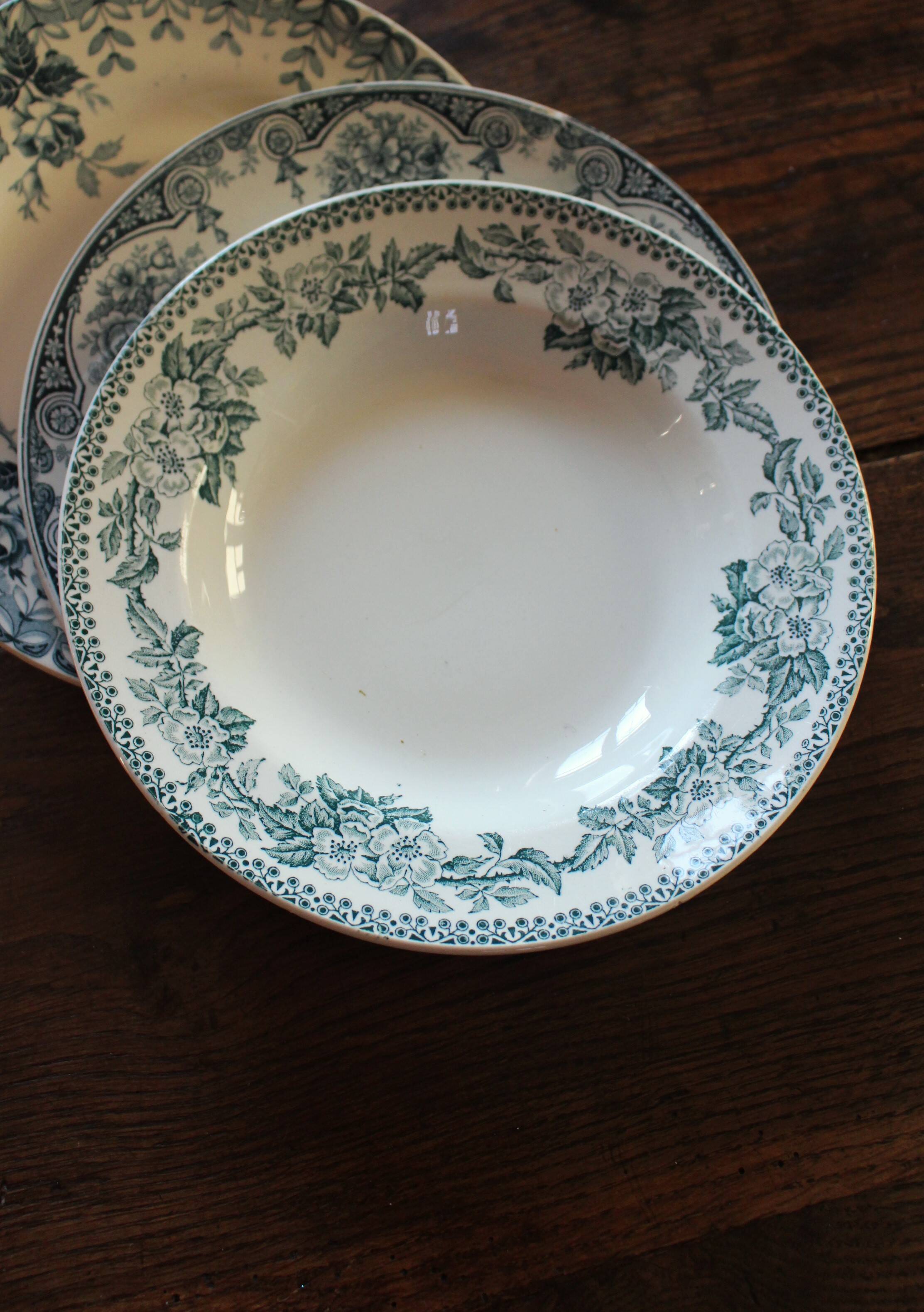 A set of 4 flat plates Terre de fer mismatched blue