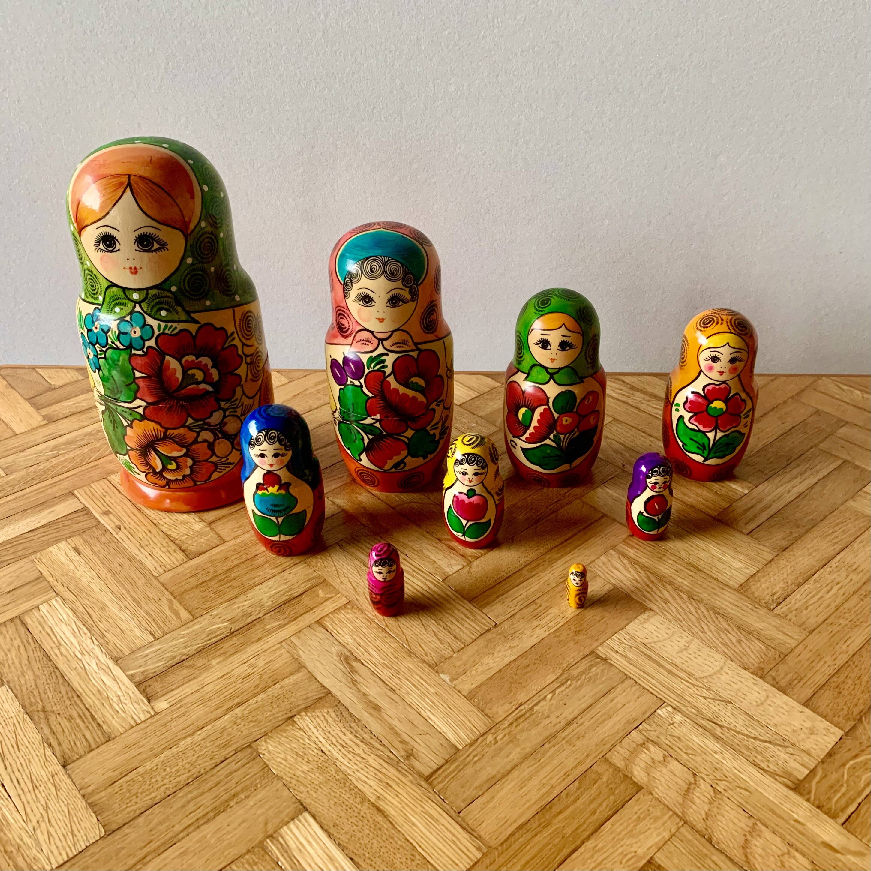 Matryoshka - Series of 9 vintage Russian dolls