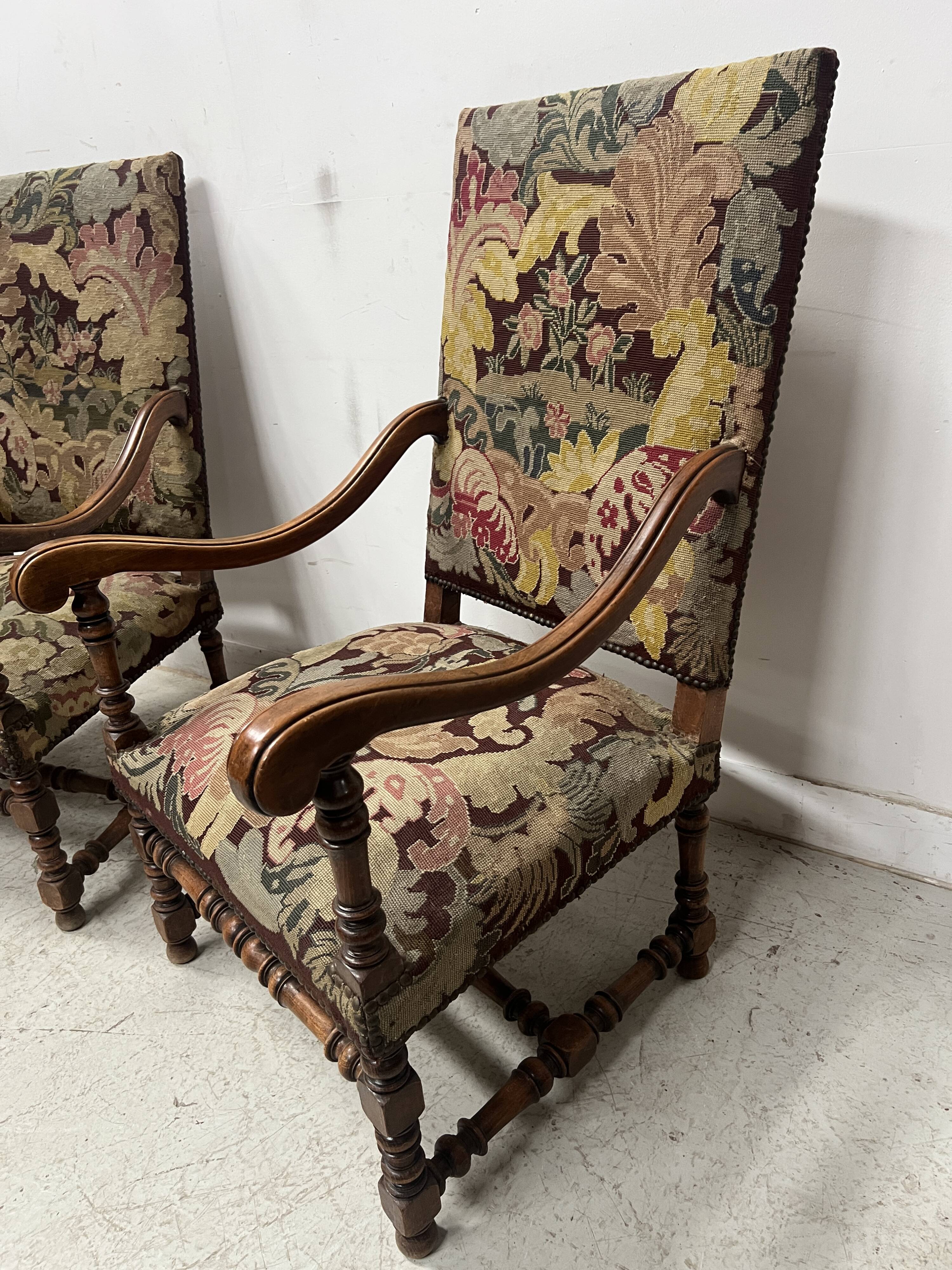 Paire de fauteuils de style Louis XIII a haut dossiers plats XX siècle