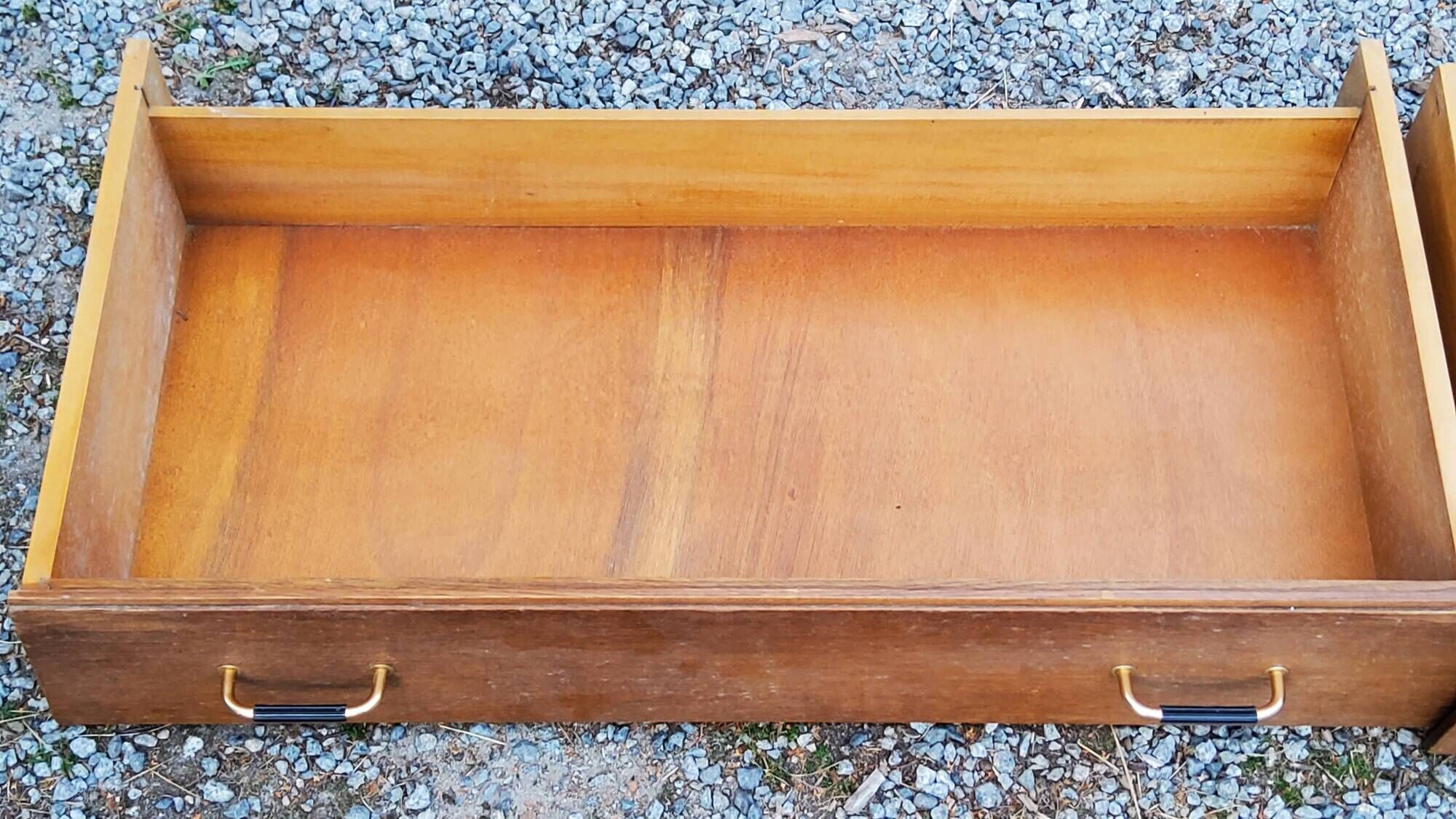 Vintage chest of drawers in golden oak from the 50s with 3 drawers and spindle-legged shelf