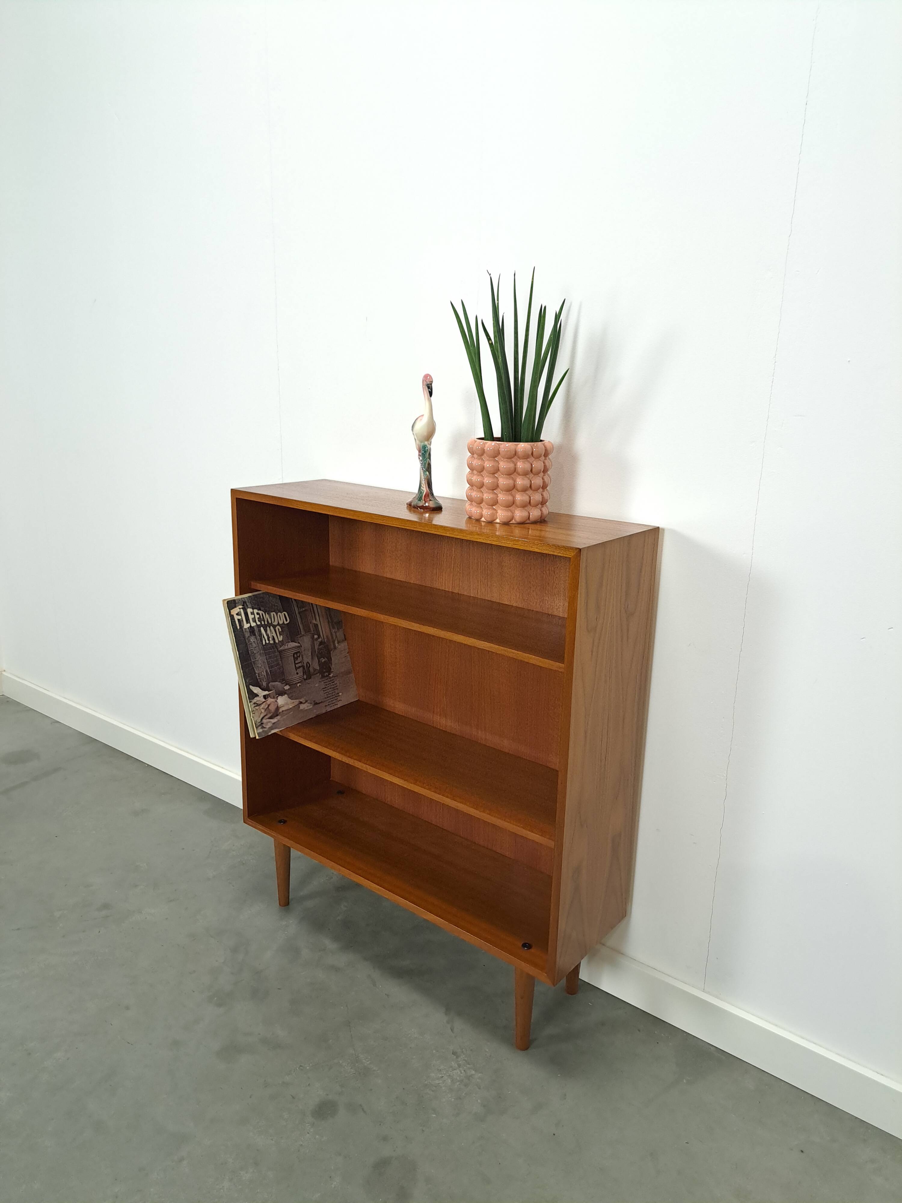 Noten fineer boekenkast LP kast met legplanken nr. 2