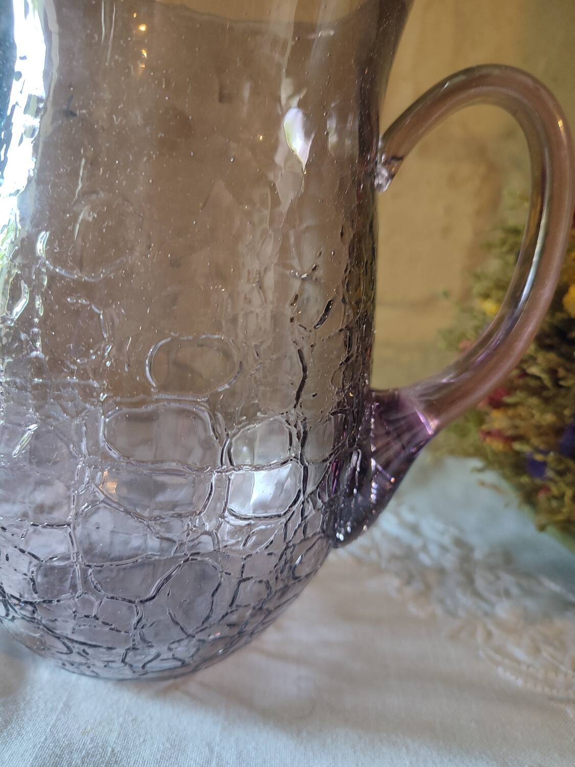 Pichet en verre craquelé couleur mauve
