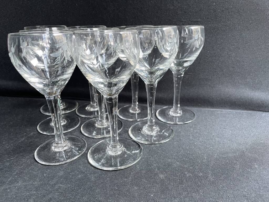 9 Blown glass wine glasses with cut bee decoration – Verrerie Thouvenin Vierzon