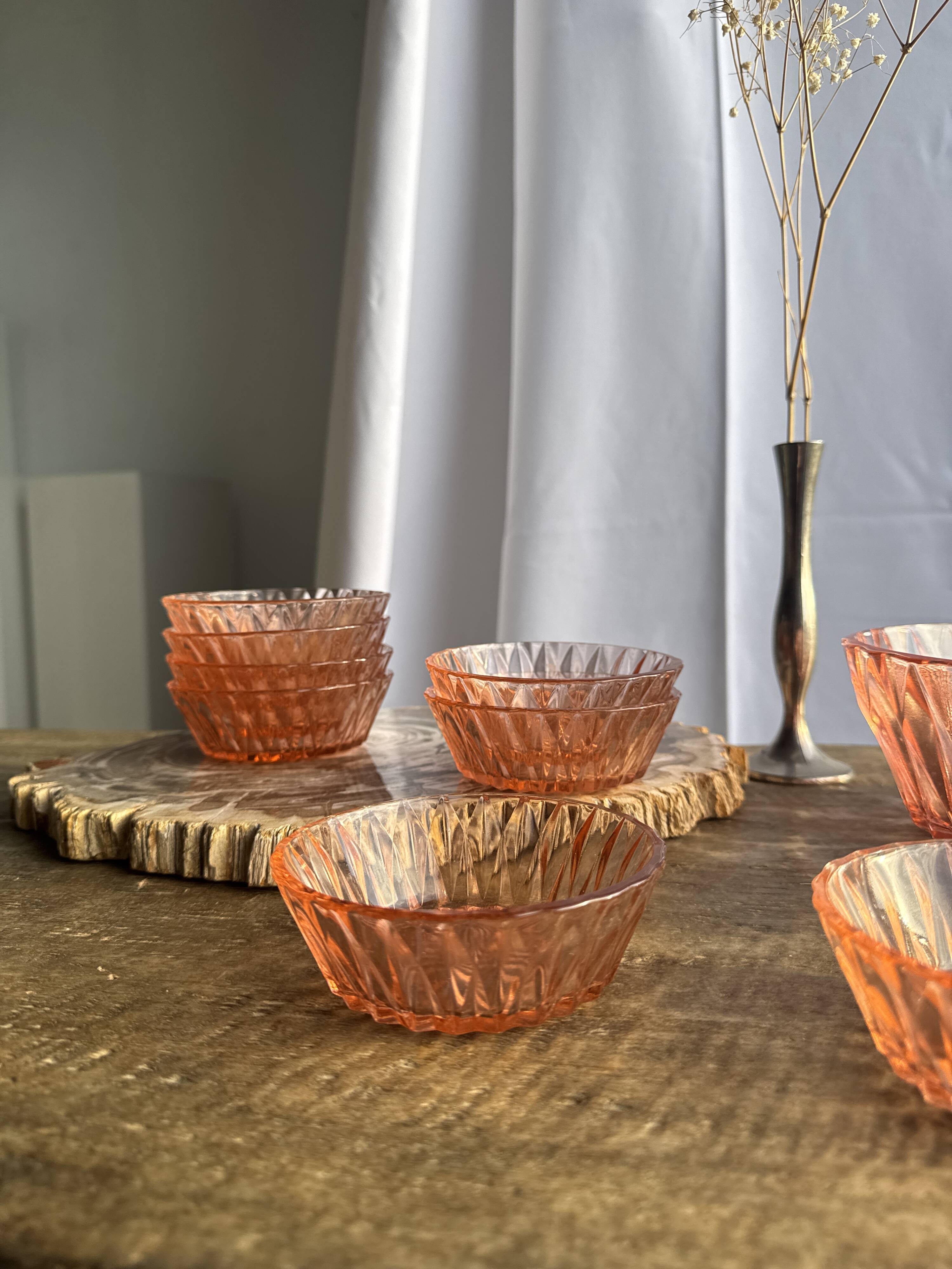 Service en verre rose vintage composé d'un saladier et de 8 coupelles