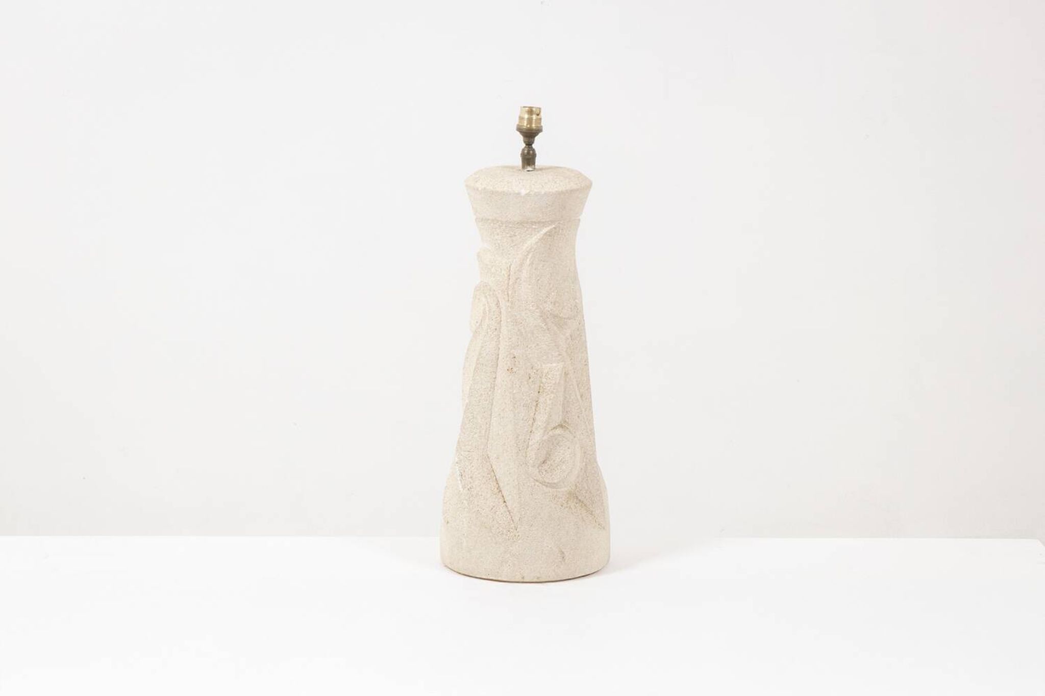 Lampe en pierre sculpté. Années 1970.
