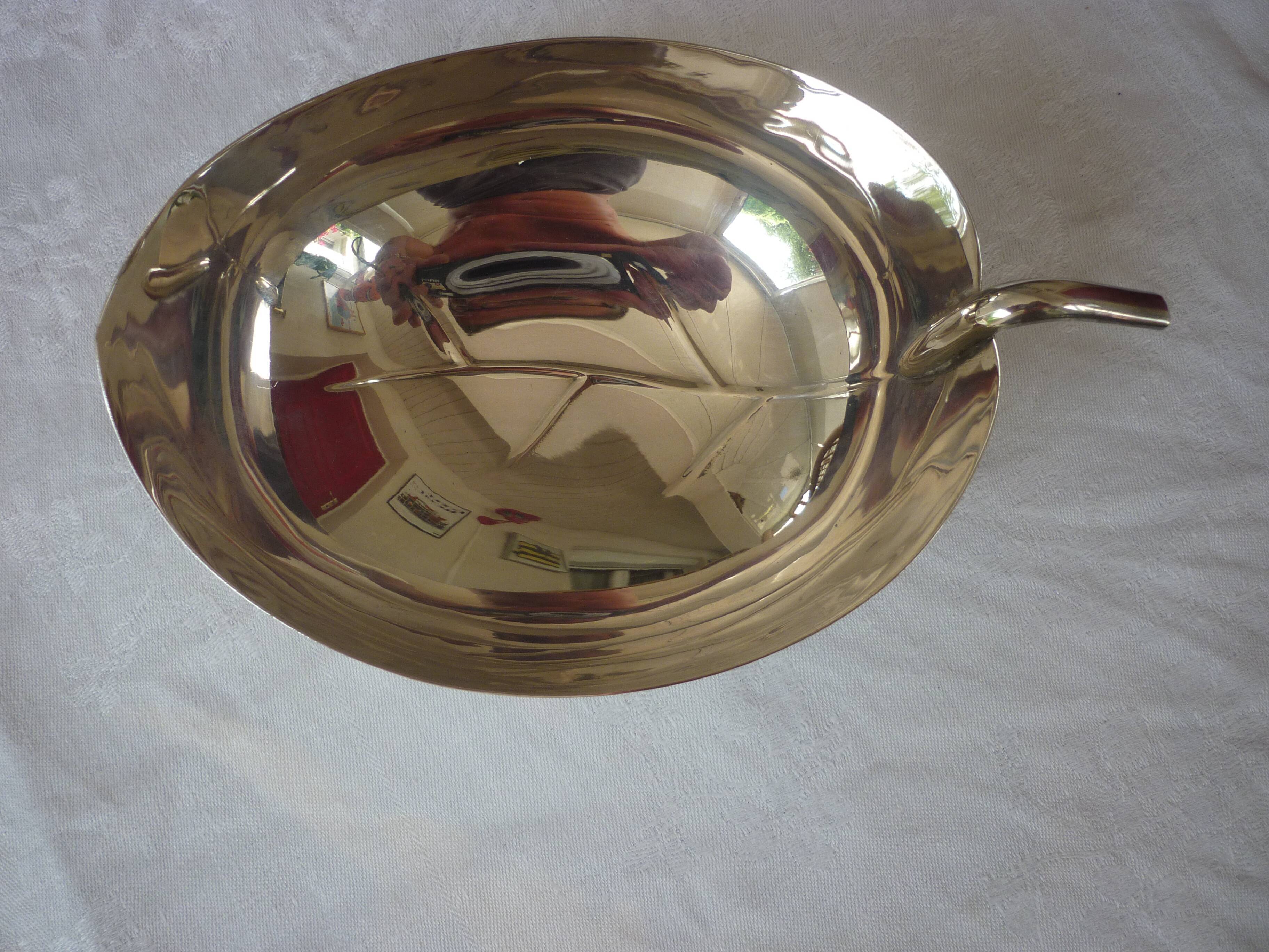 Silver metal gravy boat leaf shape