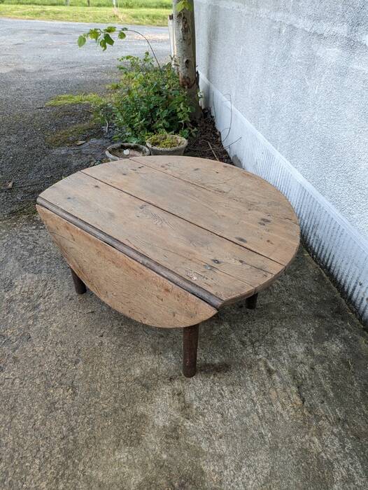 Round low folding table