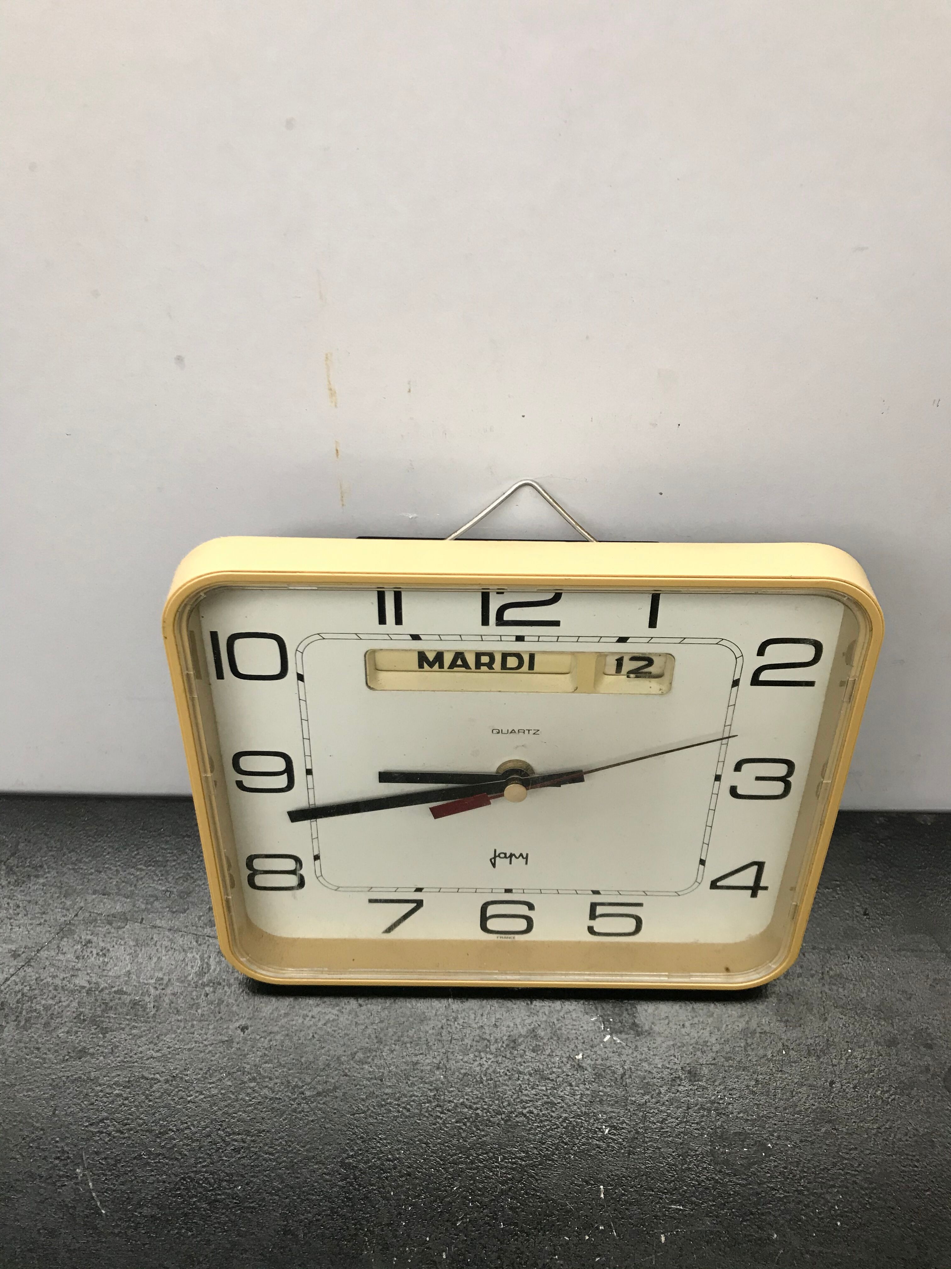 JAPPY Pendule Clock Plastic Dateur Beige Vintage White Background