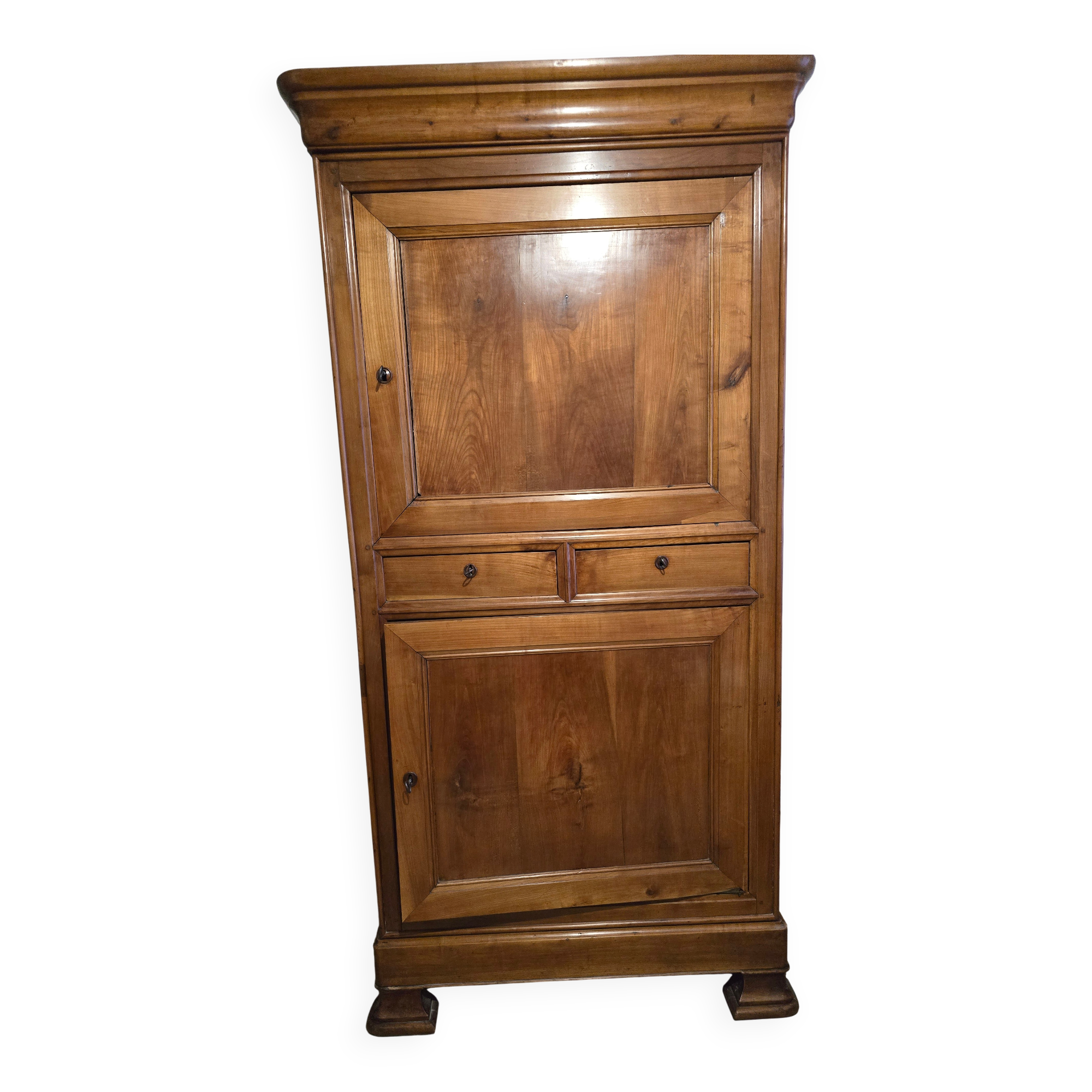 Armoire type cabinet vendéen, en bois massif