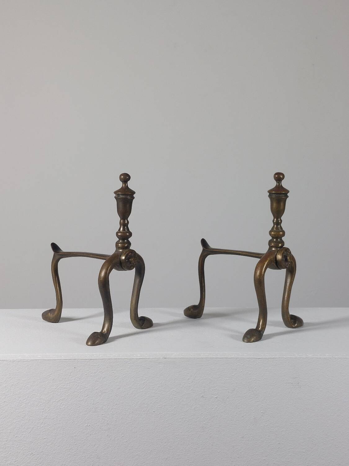 Paire de chenets en laiton au design zoomorphe vintage.
