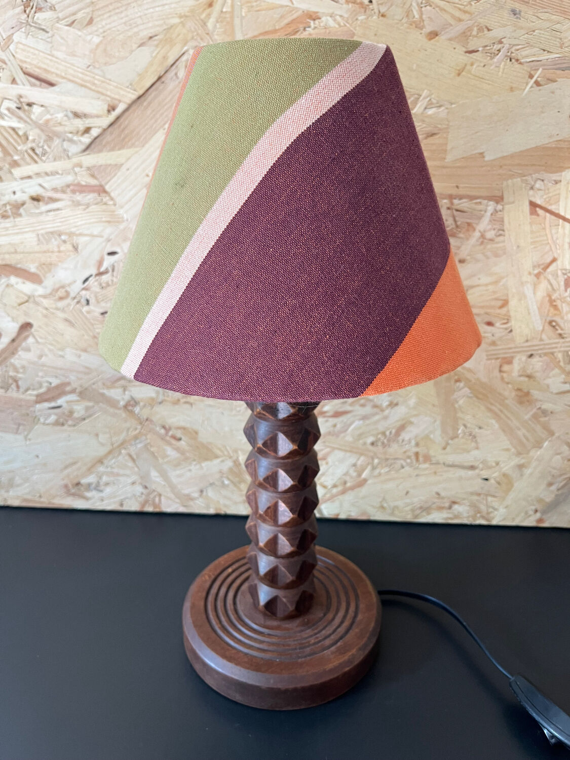 Lampe en bois sculpté avec abat jour