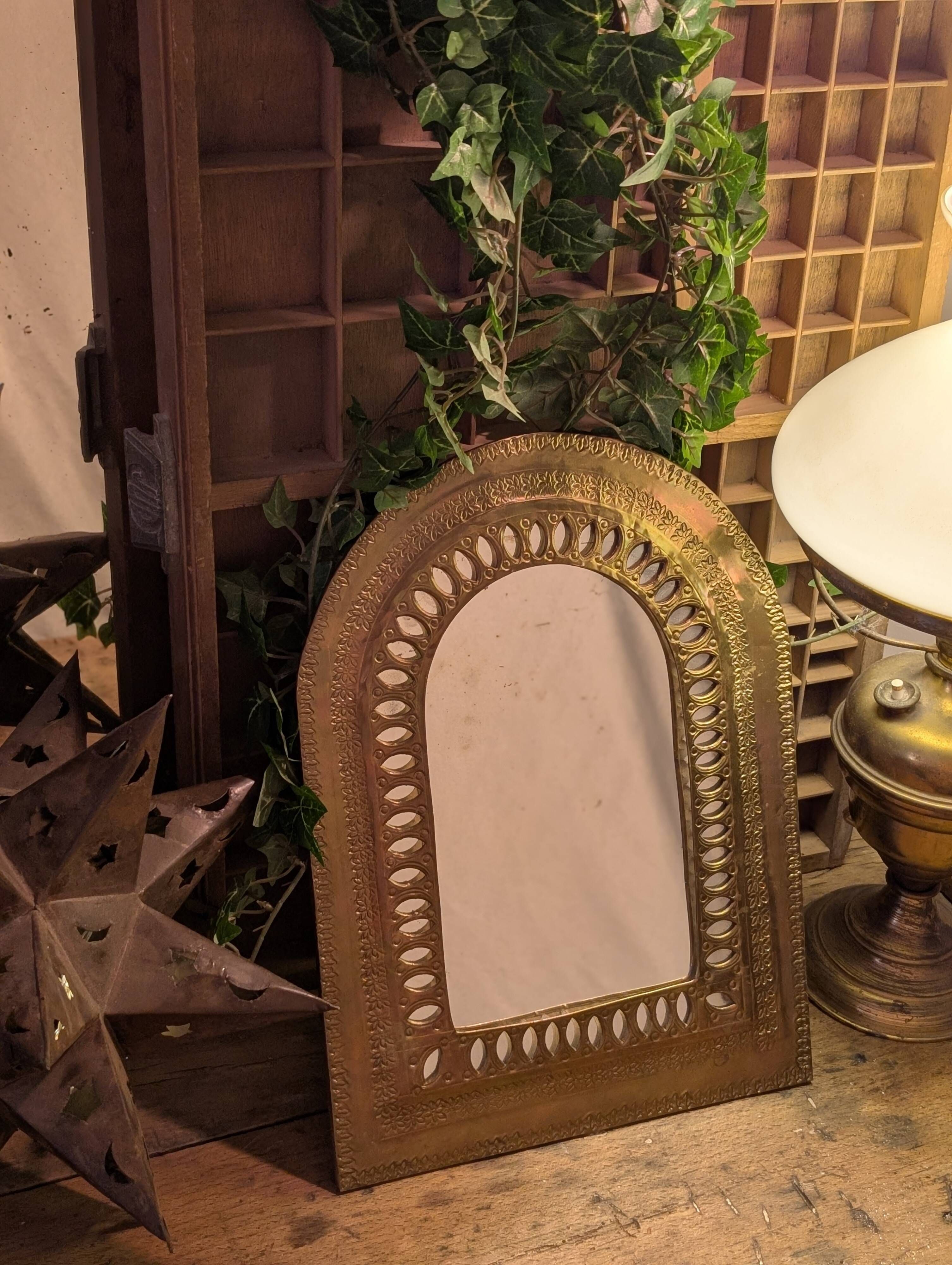 Miroir ancien doré à décor sculpté de style ethnique