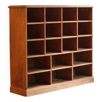 Grand meuble de rangement à casiers en pin ciré, début XXᵉ