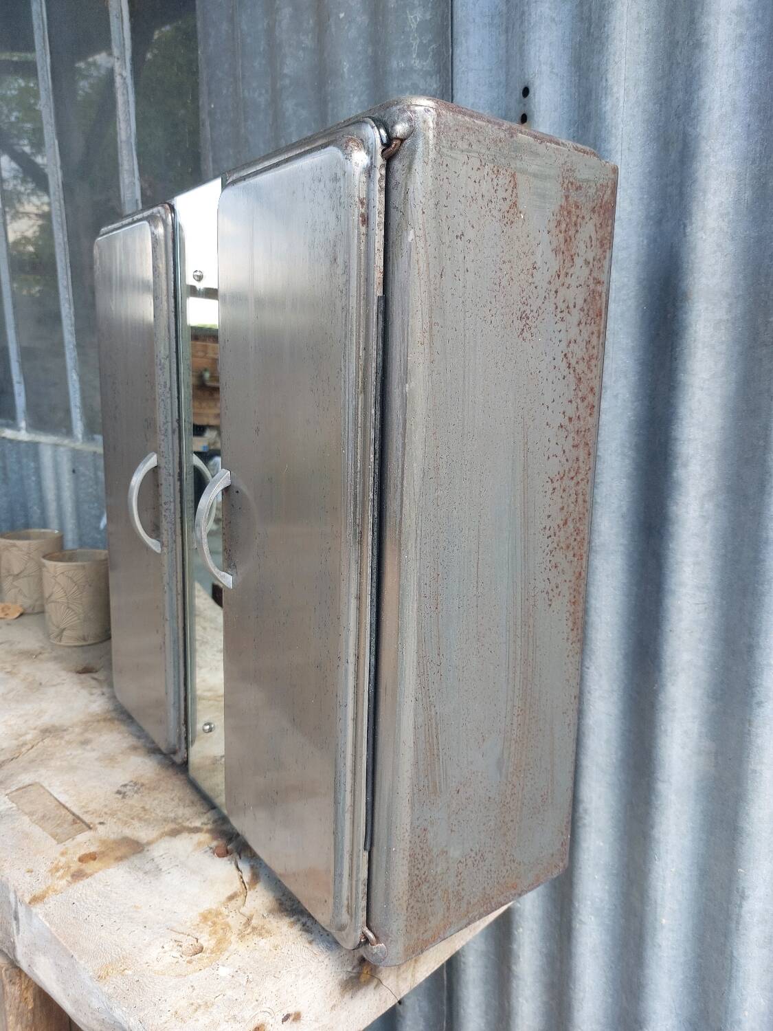 Metal wall-mounted cabinet