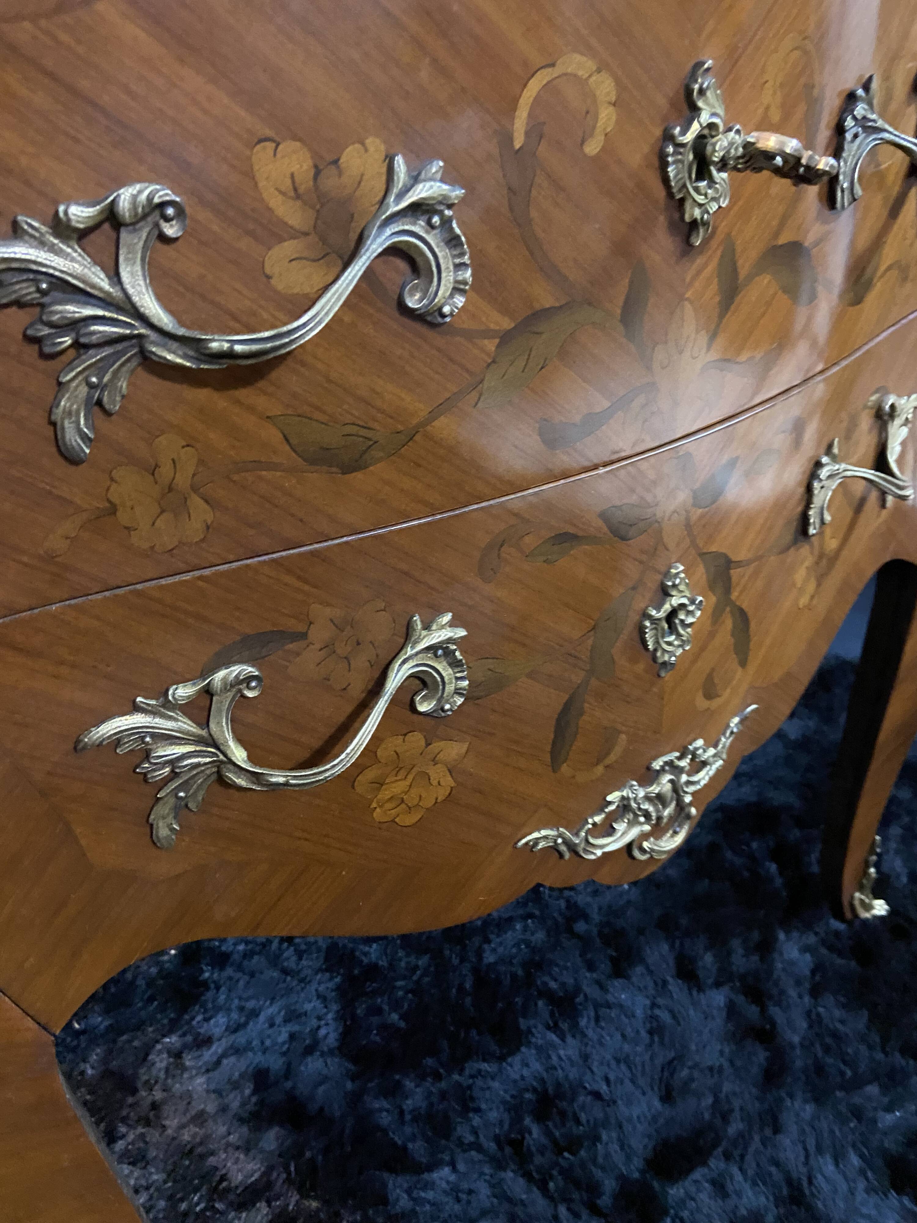 Petite commode toutes faces galbées à décor marqueté et bronze style Louis