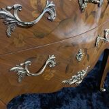 Petite commode toutes faces galbées à décor marqueté et bronze style Louis