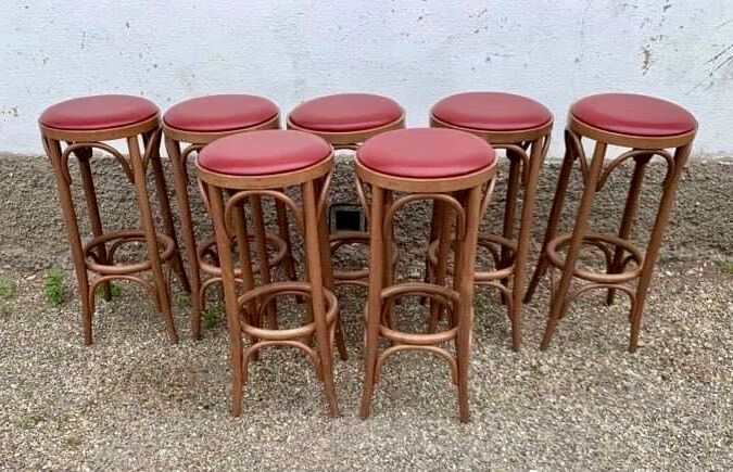 Lot de 7 tabourets de bar en bois courbé assise skaï rouge