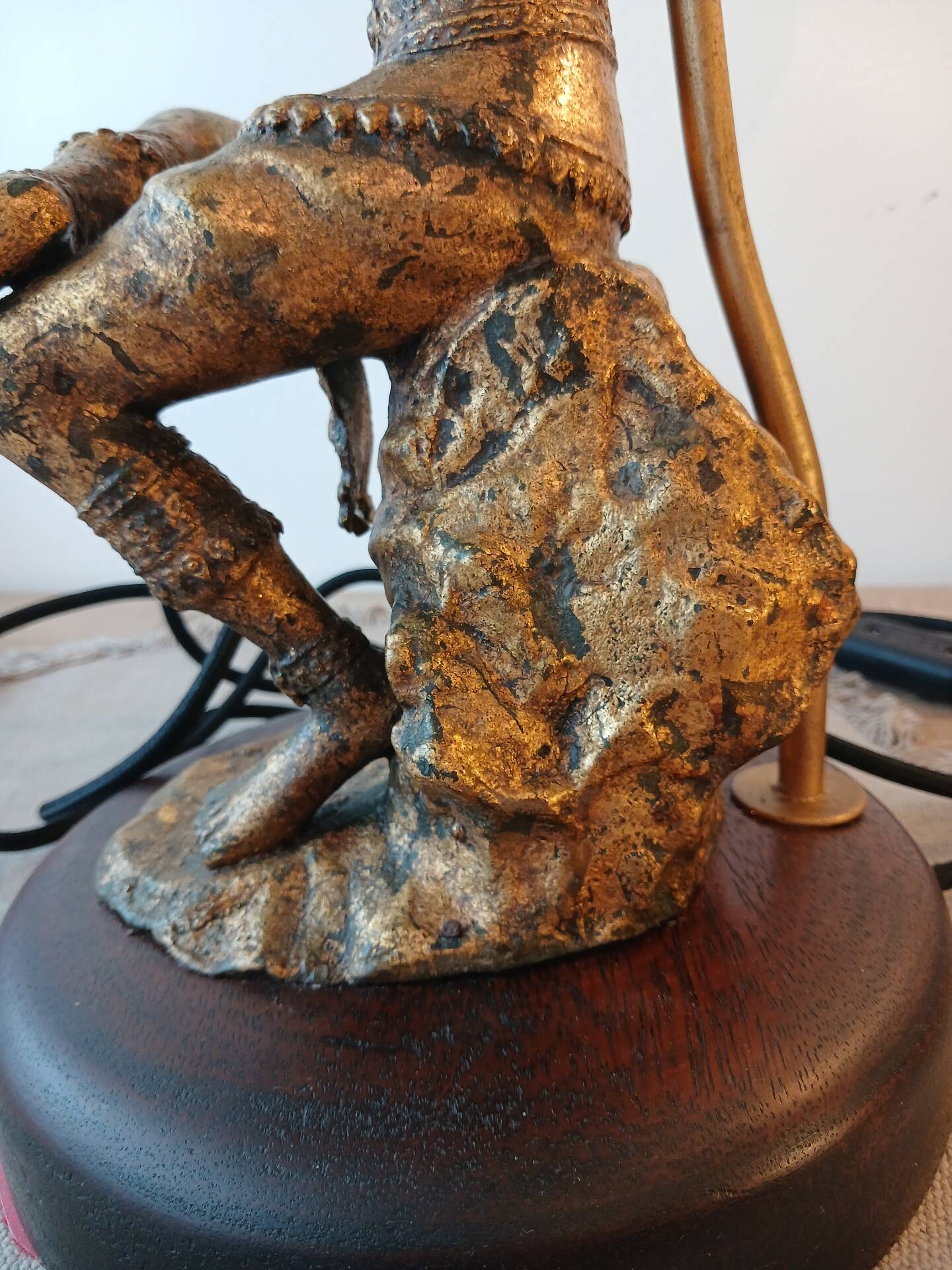 Unique and monumental Siamese bronze lamp from the 19th century, stamped.