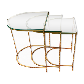 Suite de 3 tables gigogne en brinze doré et dalles de verre époque 1970/1980