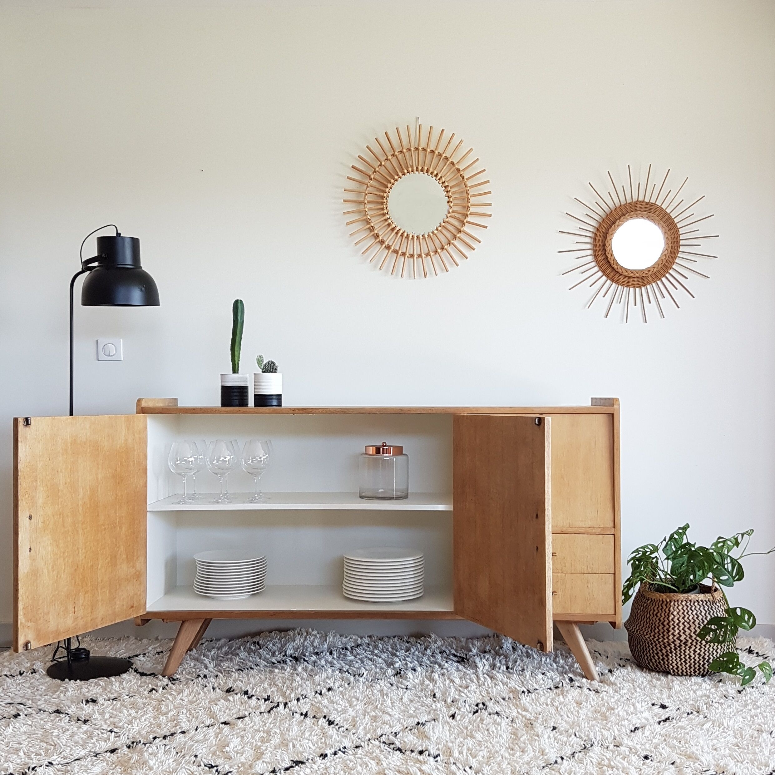 Sideboard vintage compass feet