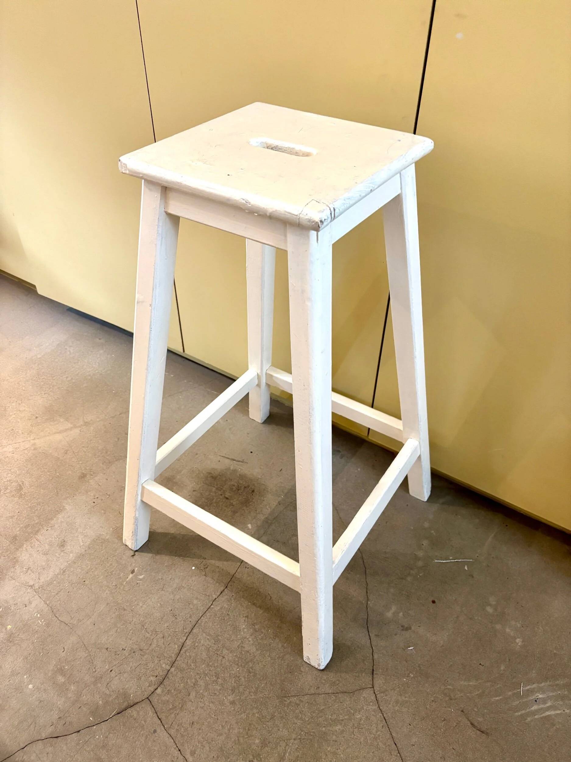 Tabouret haut, sellette en bois écru