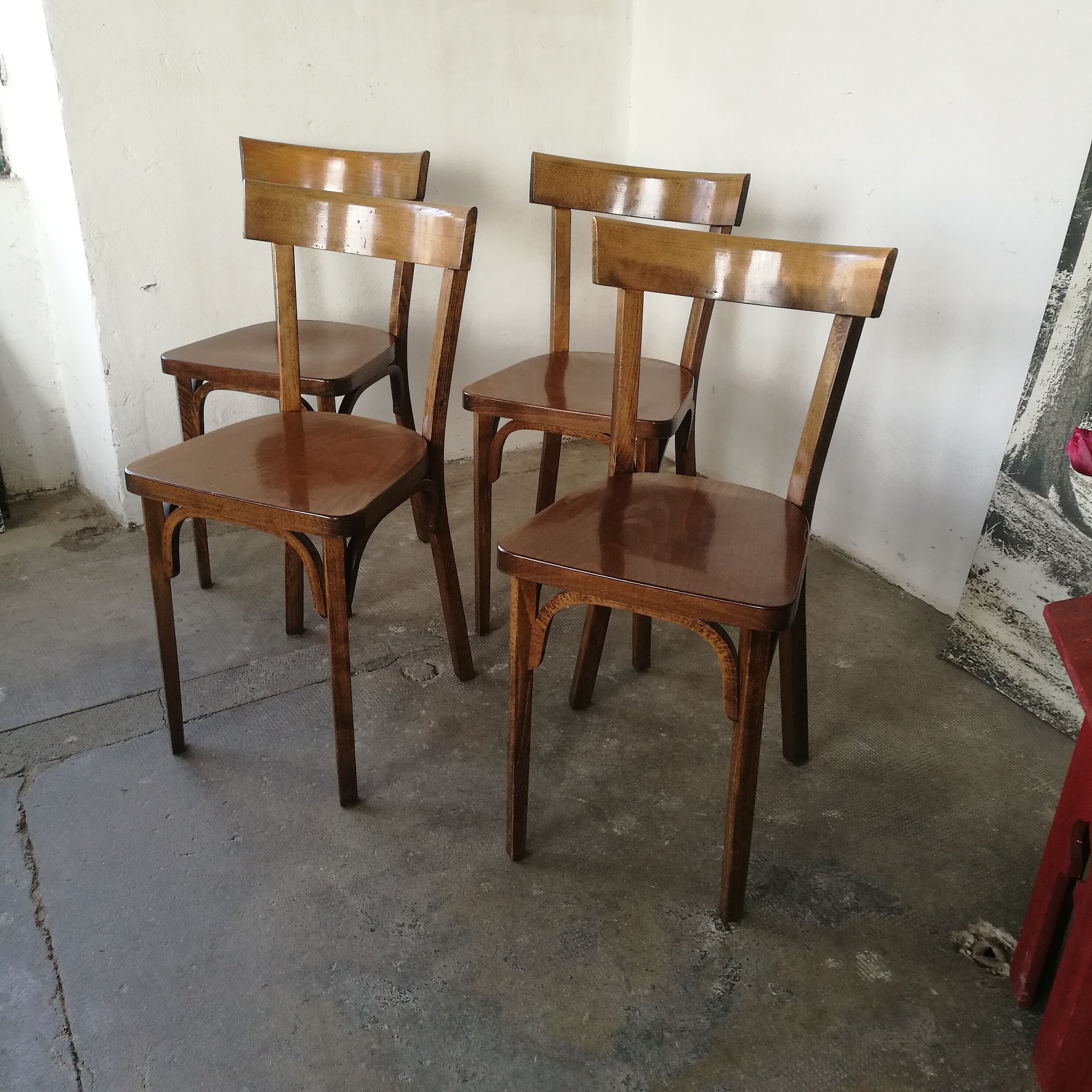 Set de 4 chaises bistrot en bois estampillées Baumann