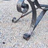 Table basse des années 70 en fer forgé plateau en verre bec de corbin