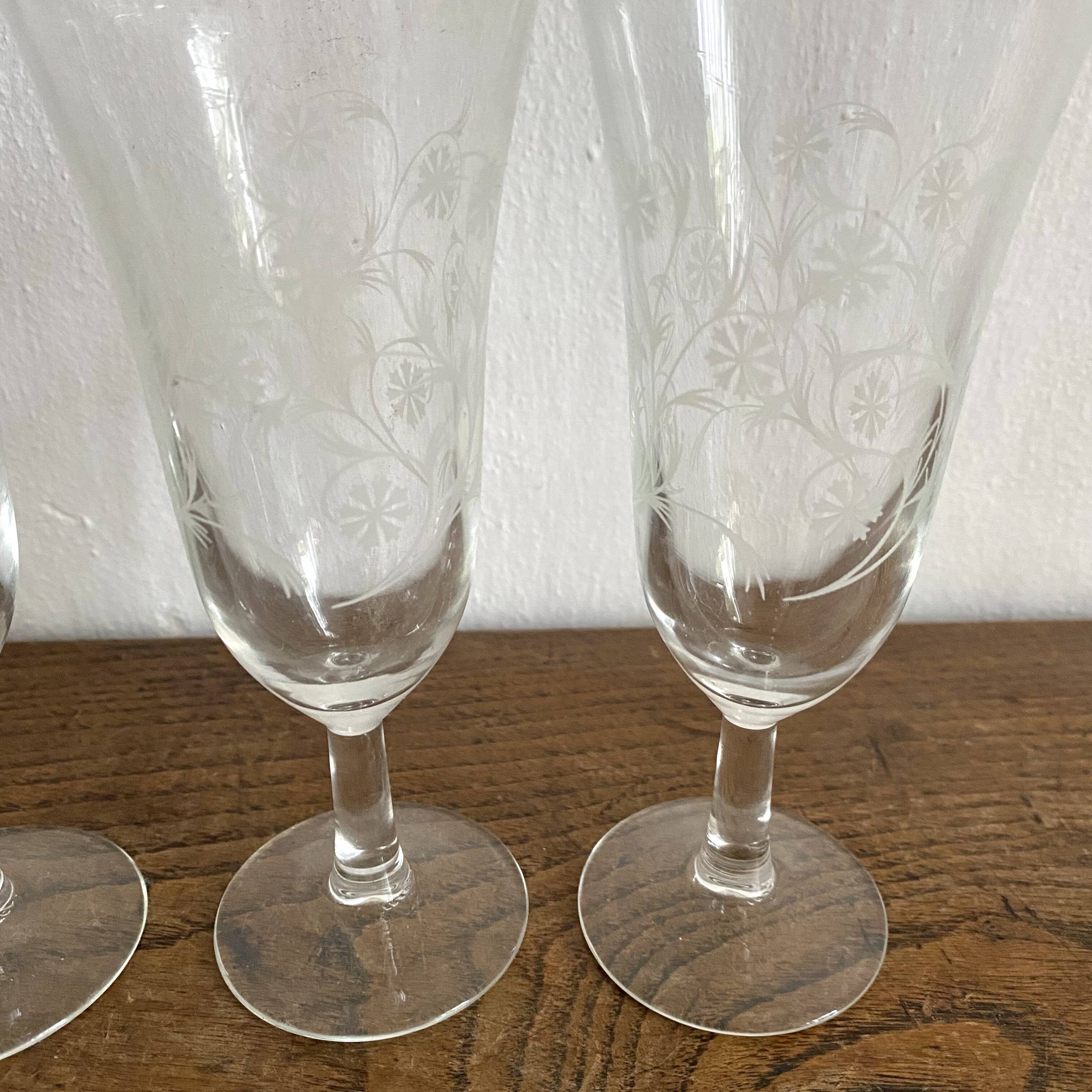 Champagne flutes with engraved flower decoration