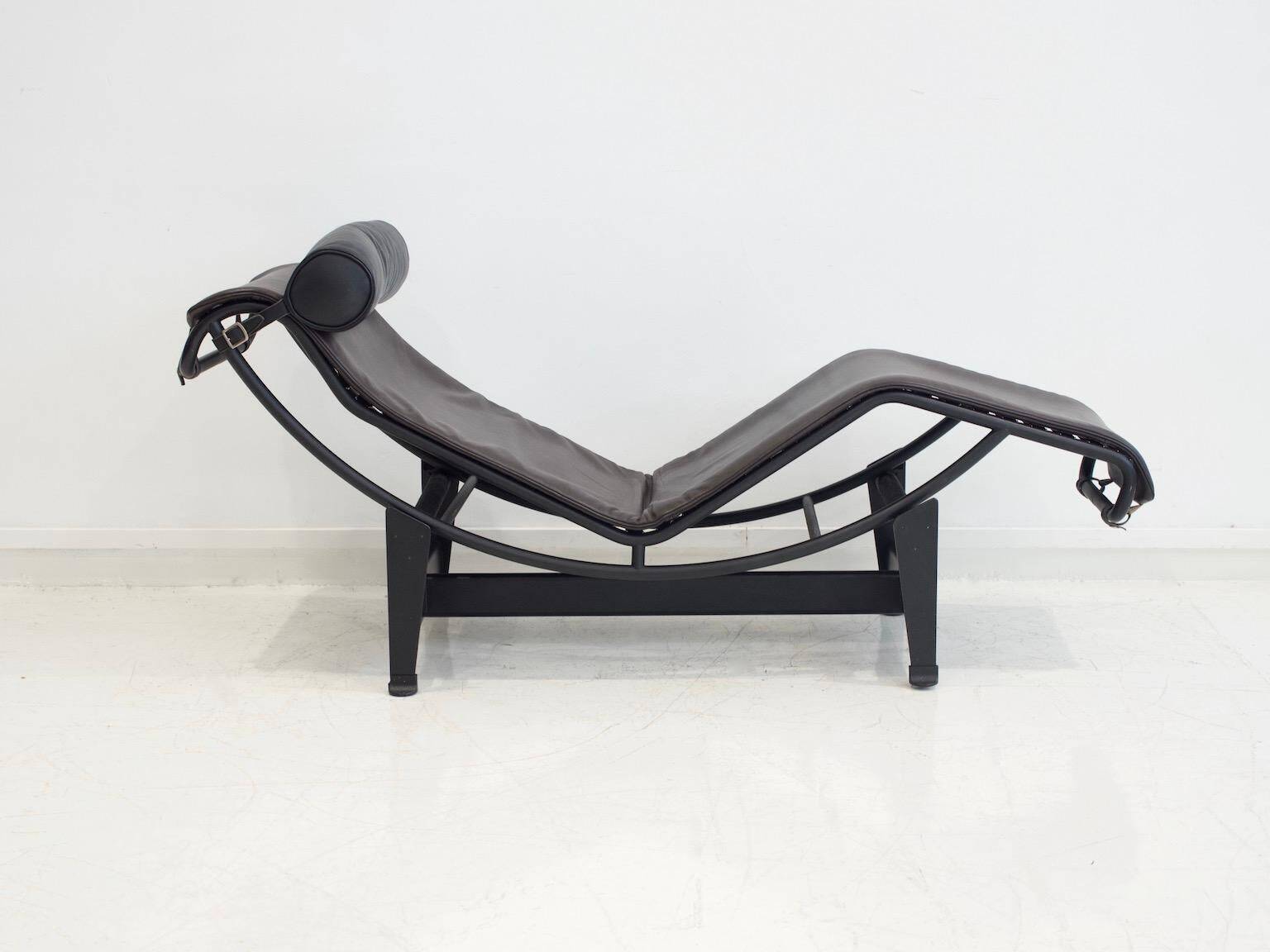 Chaise longue LC4 de Cassina par Le Corbusier, Charlotte Perriand et Pierre Jeanneret.