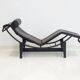 Chaise longue LC4 de Cassina par Le Corbusier, Charlotte Perriand et Pierre Jeanneret.