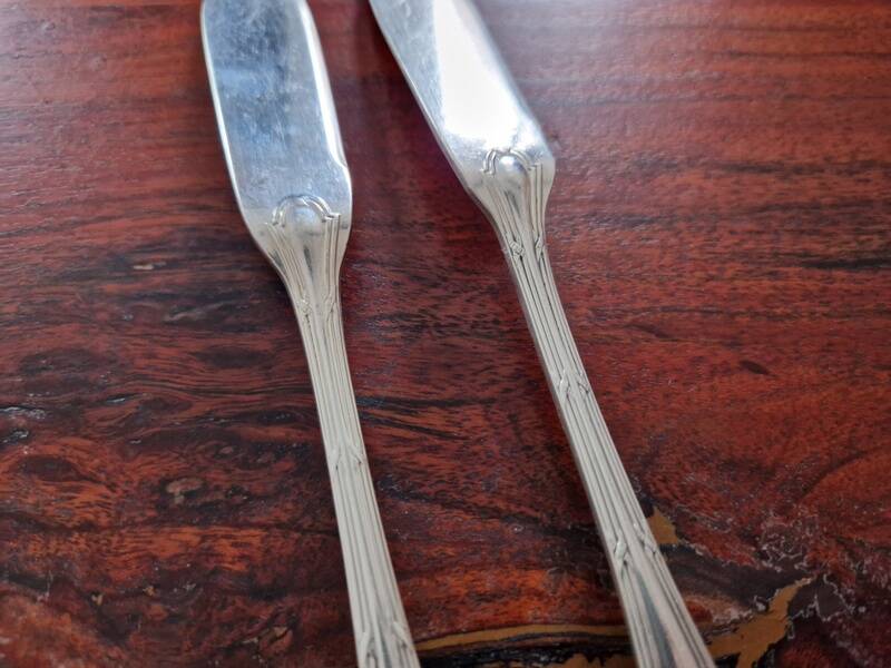 Christofle - Set of 2 fish knives, Rubans croisés model, in silver-plated metal