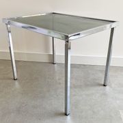 Table d’appoint vintage chromée avec plateau en verre fumé