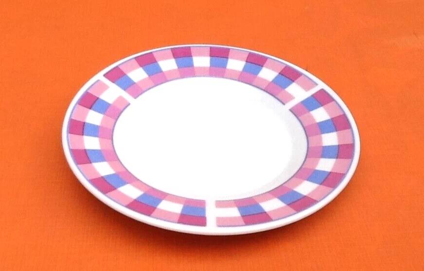 6 small porcelain plates/saucers with checkered pattern