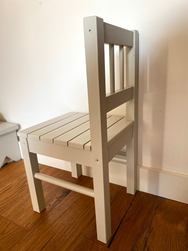 Chaise pour enfant en bois ancien