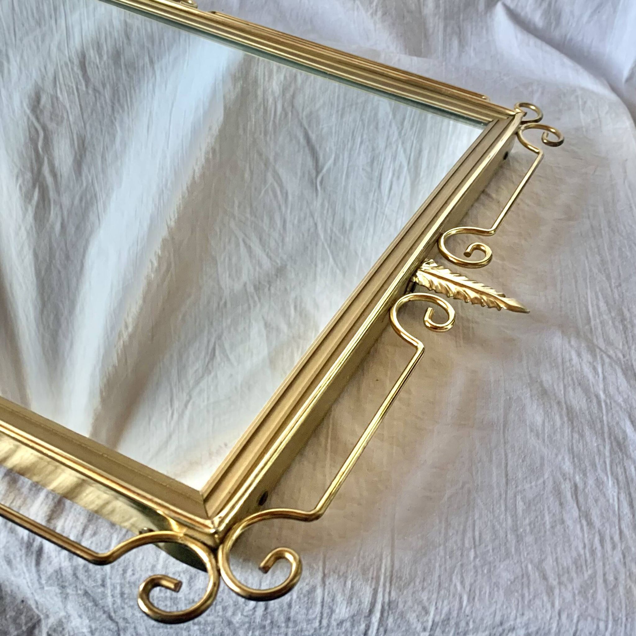 Miroir mural Hollywood Regency en laiton doré - 70 x 46 cm