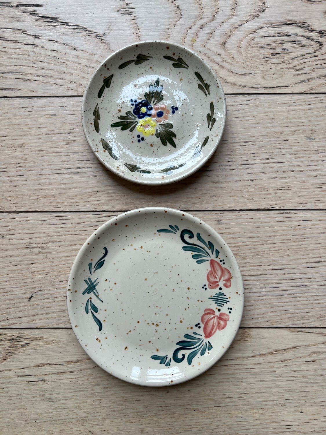 Duo hand-painted beige plates