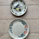 Duo assiettes en gré beige peintes à la main