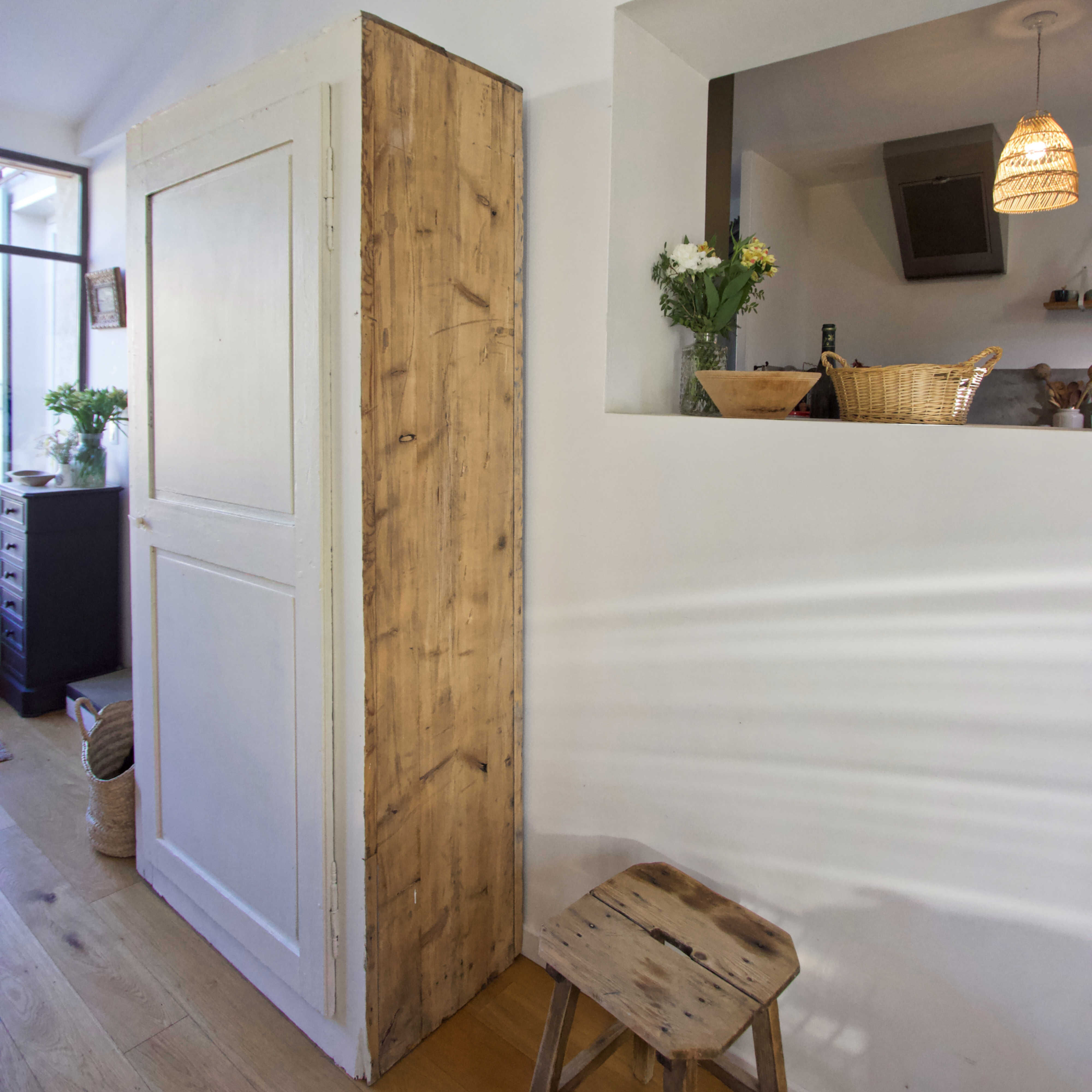 White and wood bonnet