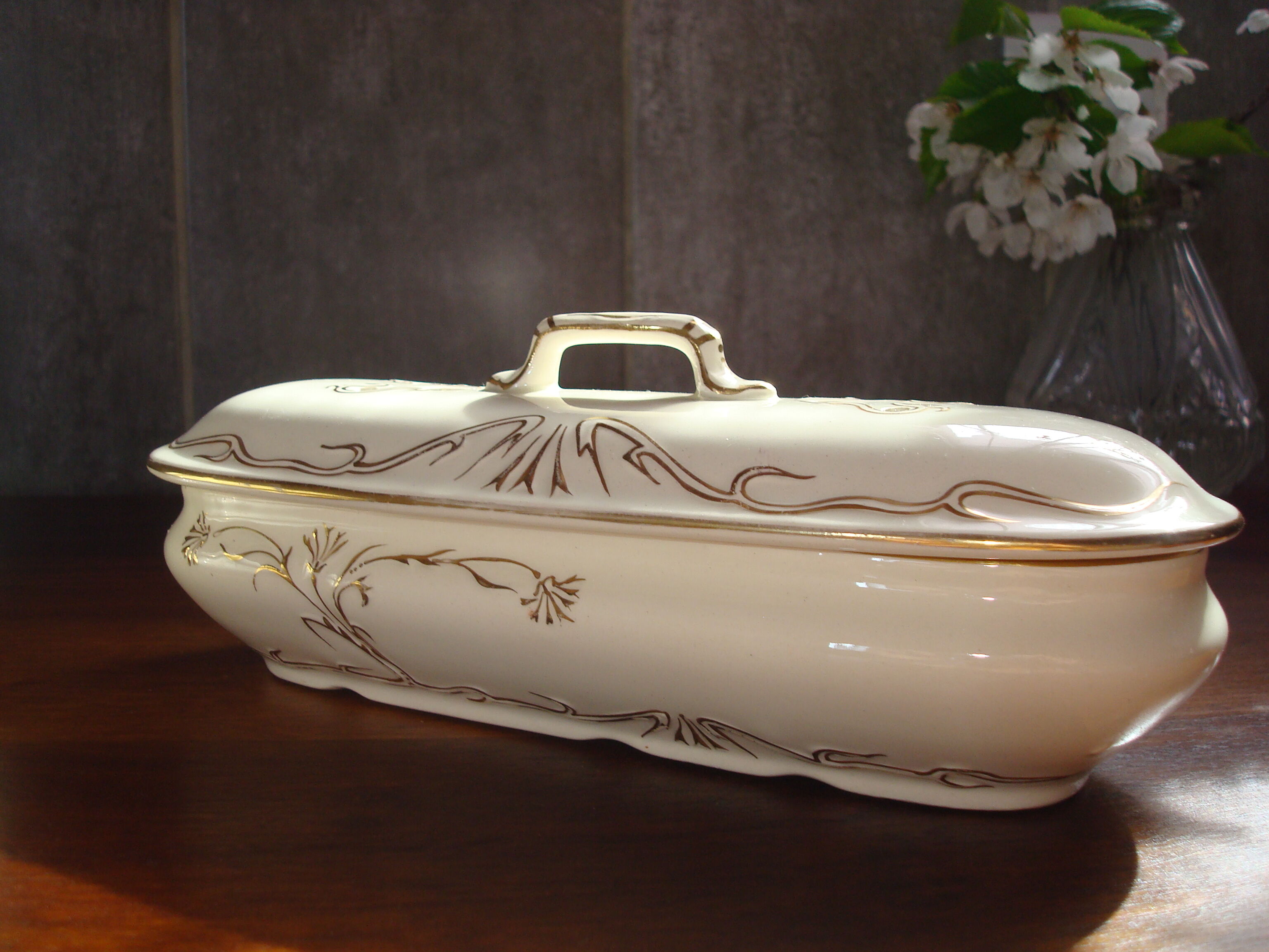 Brush holder and soap holder hamage nord, art nouveau, floral décor edging gold.