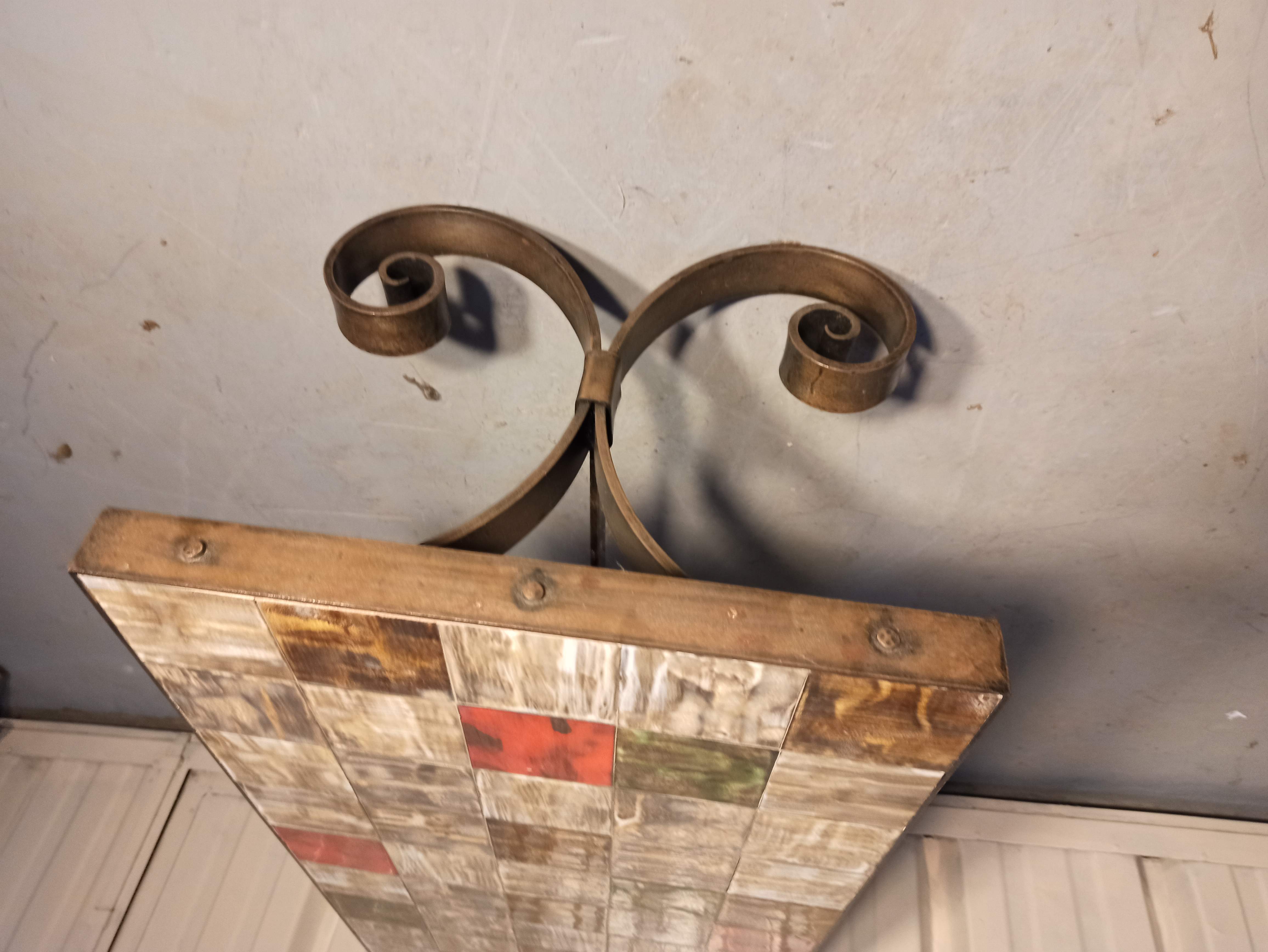 Base table in wrought iron thicken and tiled floor